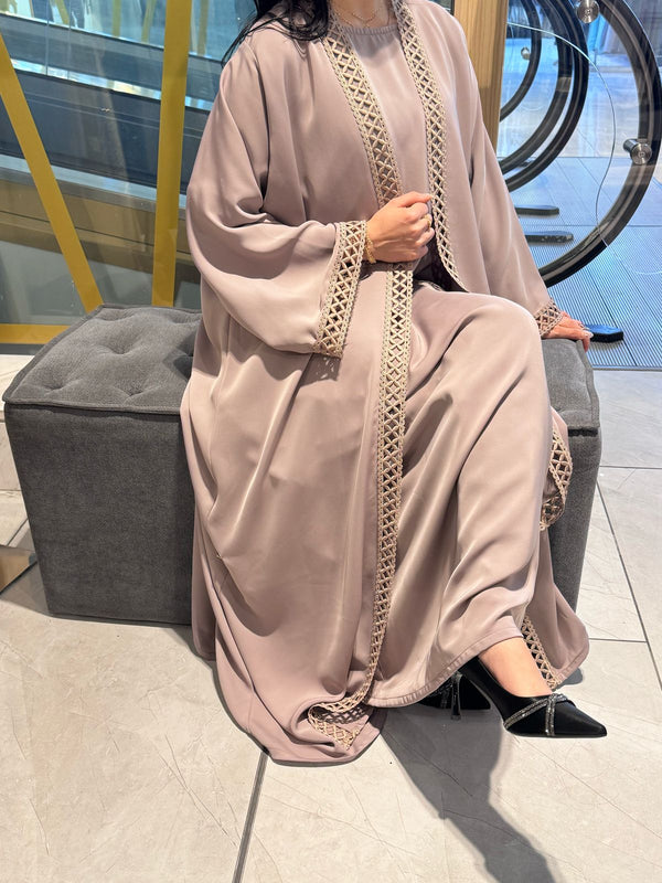 عباية الدانتيل بلون الشفاه
